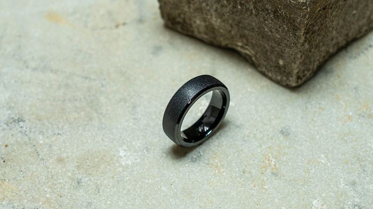 Um zu beweisen, dass er kratzfest ist, musste sich der Pago-Ring im Test unter anderem mit der Rückseite einer Marmorplatte und einem Pflasterstein anlegen.