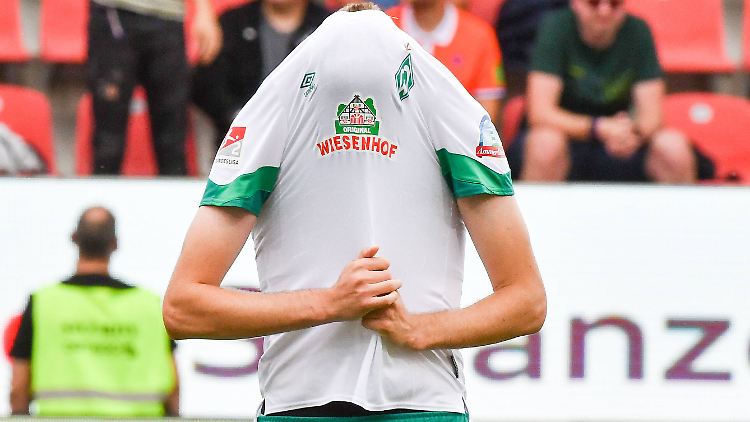 Marvin Ducksch, Neuzugang von Werder Bremen, ärgert sich über eine vergebene Chance.