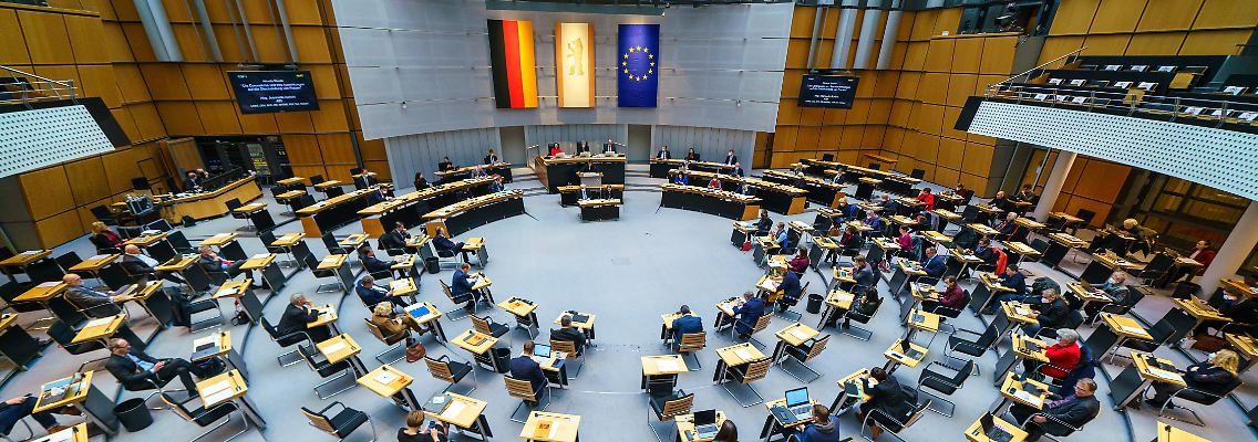 Landesparlament mit Sitzordnung im Corona-Abstand: Blick in den Plenarsaal des Berliner Abgeordnetenhauses.