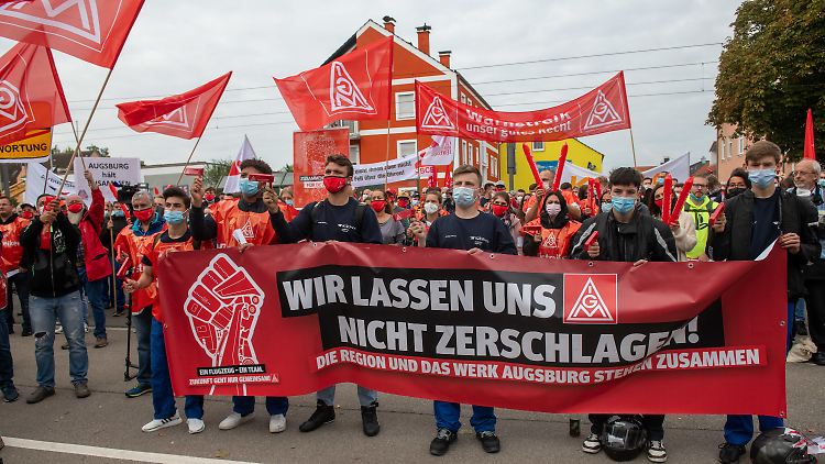 Diese Mitarbeiter von Premium Aerotec demonstrierten vor dem Standort Augsburg.