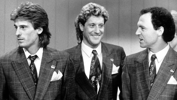 Teamchef Franz Beckenbauer (r.) und seine Torhüter Harald -Toni- Schumacher (Mitte) und Uli Stein.