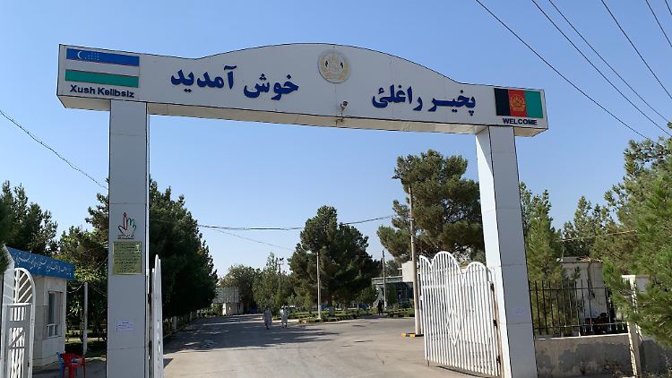Eine Einreise nach Afghanistan ist aktuell nur über den Landweg möglich - zum Beispiel wie an diesem Grenzübergang an der usbekischen Grenze.
