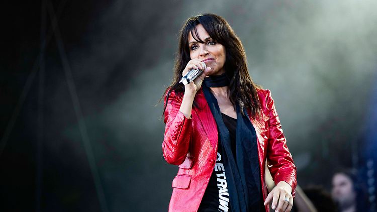 "Hier in unserem Land geht es derzeit in eine ganz andere Richtung und ich mache da nicht mit", kommentiert Nena ihre Tour-Absage. 