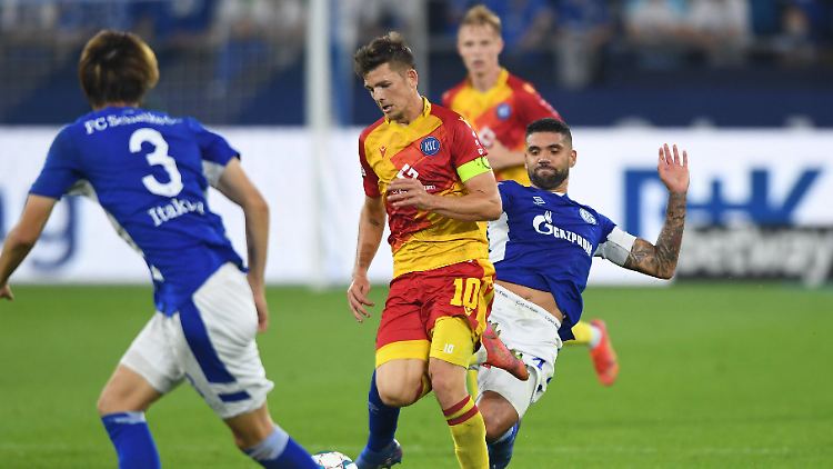 Victor Palsson setzt zur Grätsche an. Er sieht Rot und Schalke verliert. 