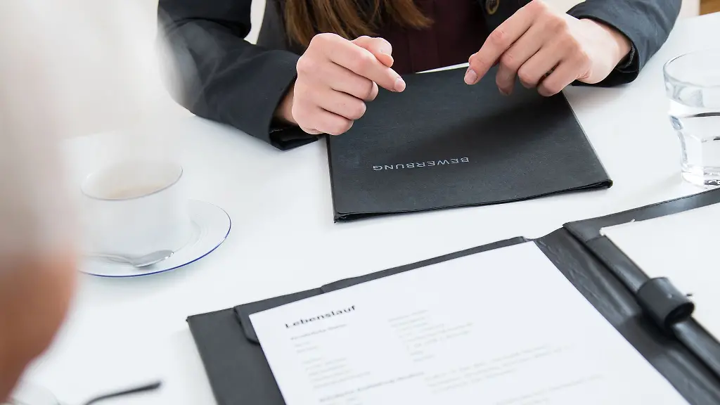 Bei-unerlaubten-Fragen-sind-Luegen-im-Vorstellungsgespraech-ausdruecklich-erlaubt-wer-aber-einfach-so-zu-dick-auftraegt-muss-im-schlimmsten-Fall-mit-Konsequenzen-rechnen