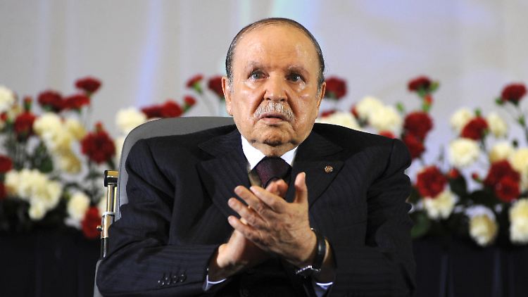 In den letzten Jahren seiner Amtszeit trat der nach einem Schlaganfall im Rollstuhl sitzende Bouteflika kaum noch öffentlich in Erscheinung.