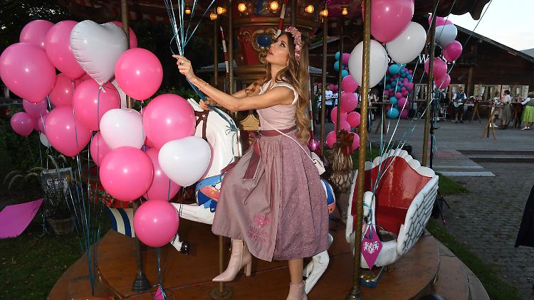 Stilecht im Dirndl führte Moderatorin Cathy Hummels durch den Abend.