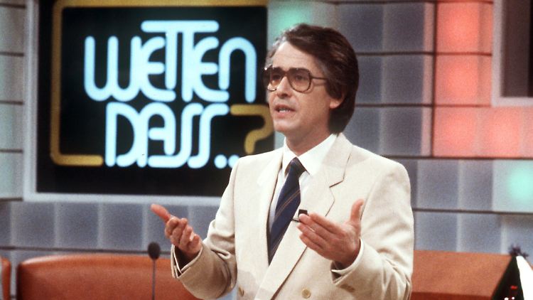 In den Achtzigern ging "Wetten, dass...?" auf Sendung. Frank Elstner übernahm in den ersten Jahren die Moderation.