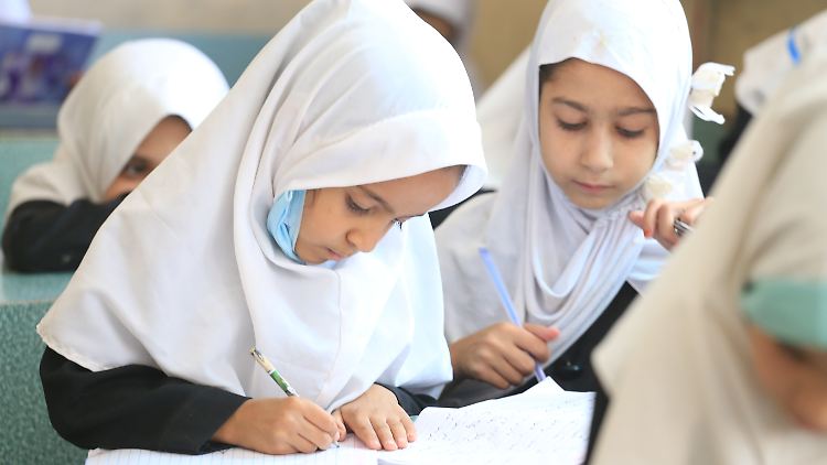 Unter der ersten Taliban-Herrschaft zwischen 1996 und 2001 war es Mädchen verboten, die Schule zu besuchen.