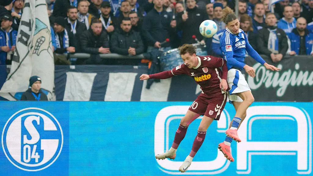 In-den-Zweikaempfen-hier-Christian-Viet-l-mit-Schalkes-Taylan-Bulut-waren-die-Regensburger-zu-selten-Sieger