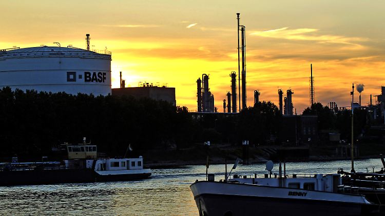 BASF verbraucht in Ludwigshafen mehr als sechs Terrawattstunden Strom pro Jahr. Derart energiereiche Industriezweige leiden besonders unter dem aktuellen Preisanstieg. 