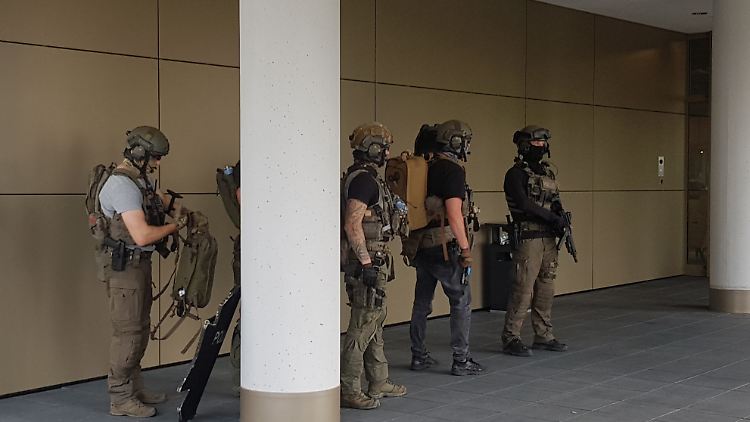 Ein 40-jähriger Mann, dem die Waffe zugeordnet wird, befindet sich in Polizeigewahrsam.