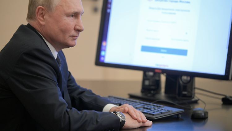 Die Uhr des russischen Präsidenten sorgt im Netz für Verwirrung - und Belustigung.
