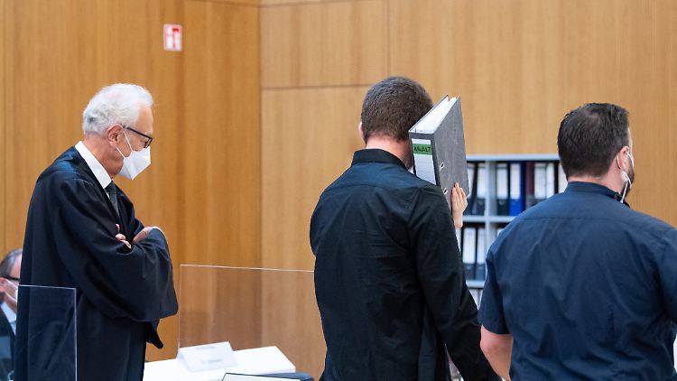 Der Hauptangeklagte Maximilian B. soll seinen Kumpel und dessen Eltern ermordet haben.