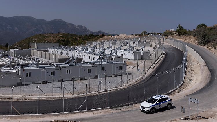 Doppelt umzäunt und nachts verschlossen: Kritiker sehen in dem neuen Flüchtlingscamp eine zusätzliche Entmenschlichung der Migranten.