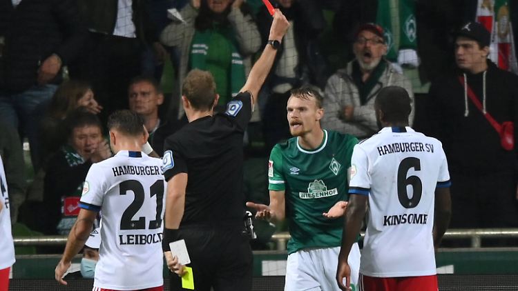 Dieser Gelb-Roten ist ein heftiges Foul von Christian Groß vorausgegangen.