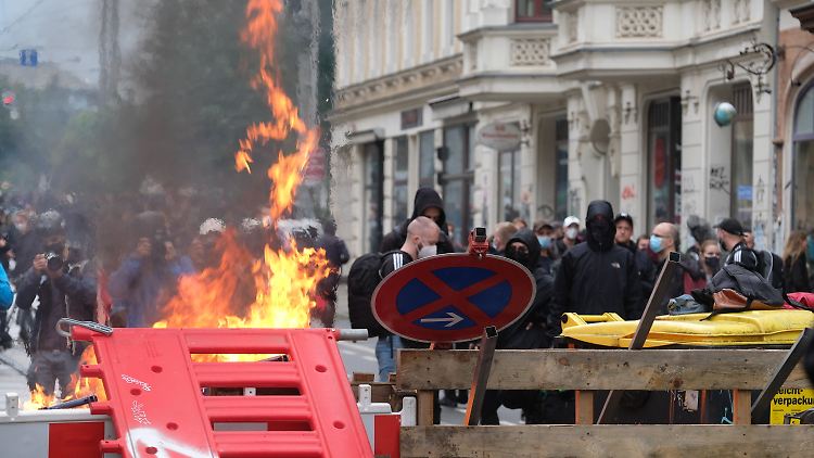 In Leipzig-Connewitz wurden Barrikaden errichtet.