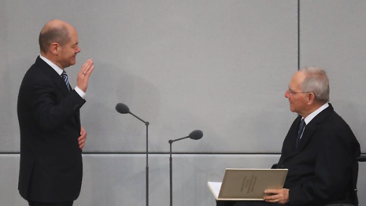 Im März 2018 wird Olaf Scholz als Finanzminister vereidigt - von Wolfgang Schäuble, einem seiner Vorgänger im Amt.