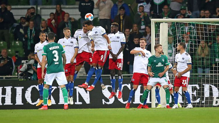 Zu dicht dran: Weiser wird zurückgepfiffen.