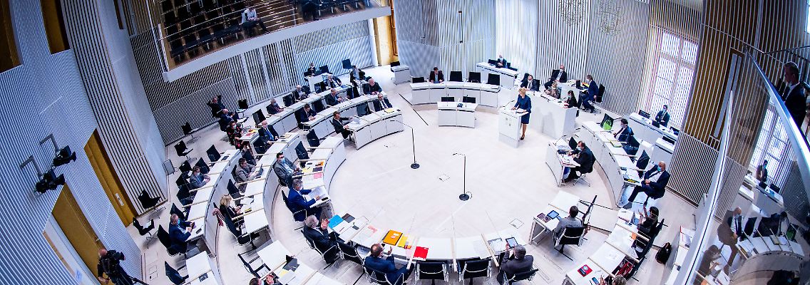 Das Landesparlament von Mecklenburg-Vorpommern: Blick in den Plenarsaal im Schweriner Schloss.