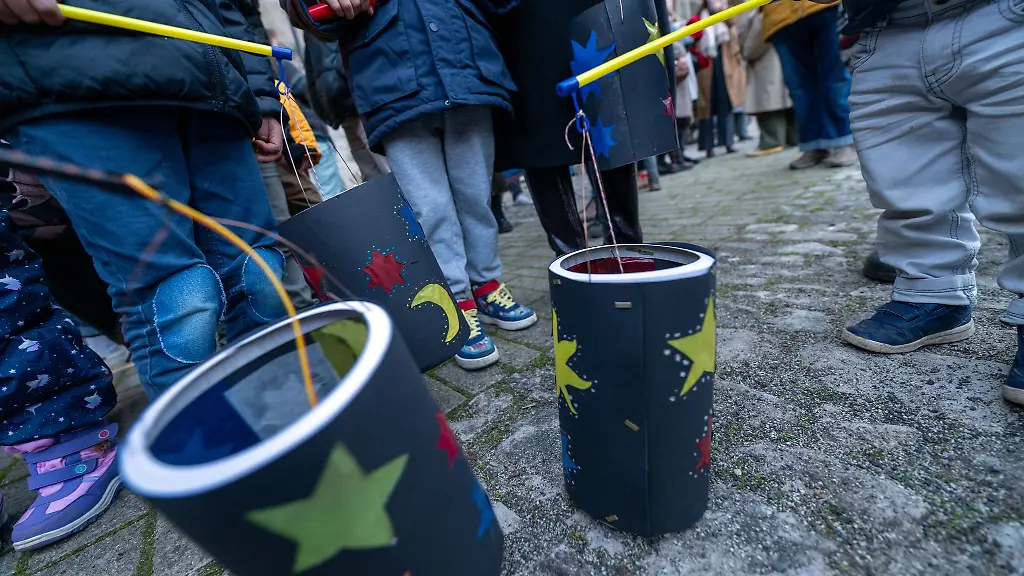 Kinder-zeigen-ihre-gebastelten-Laternen