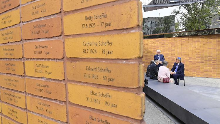 Die Steine enthalten den Namen, das Geburtsdatum und das Alter der Opfer zum Zeitpunkt ihrer Ermordung.