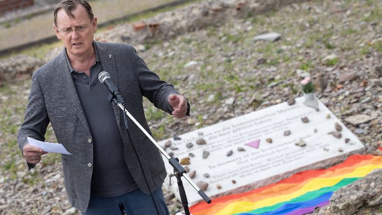 Wie bei der Gedenkfeier für die sogenannten Rosa-Winkel-Häftlinge im vergangenen Jahr, auf dieser Aufnahme zu sehen, war Thüringens Ministerpräsident Bodo Ramelow auch bei der jüngsten Gedenkfeier vor Ort.