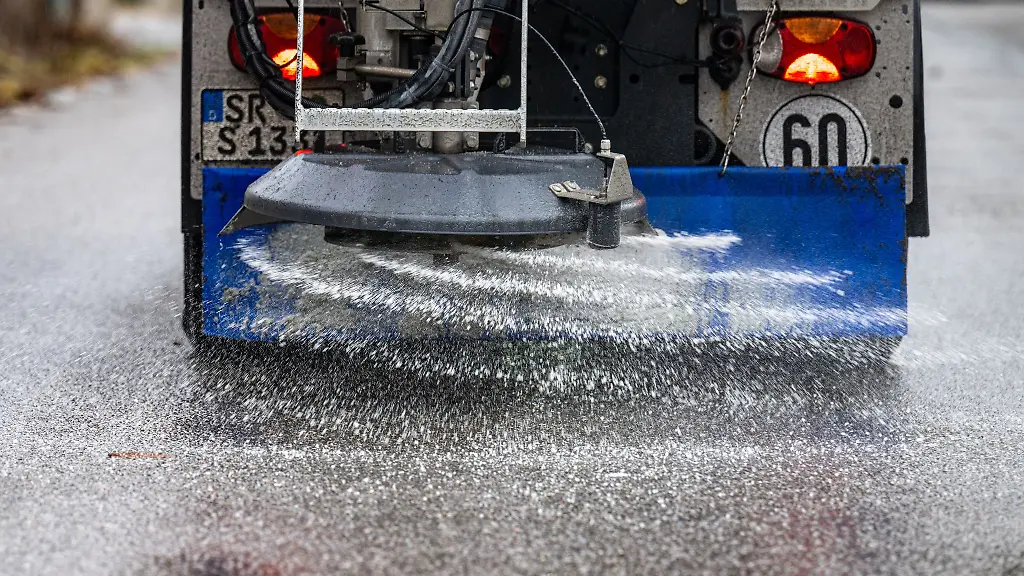 Fuer-den-Winter-geruestet-In-sechs-Hallen-lagern-fuer-Muenchen-13-600-Tonnen-Streusalz-und-3-000-Tonnen-Streusplitt