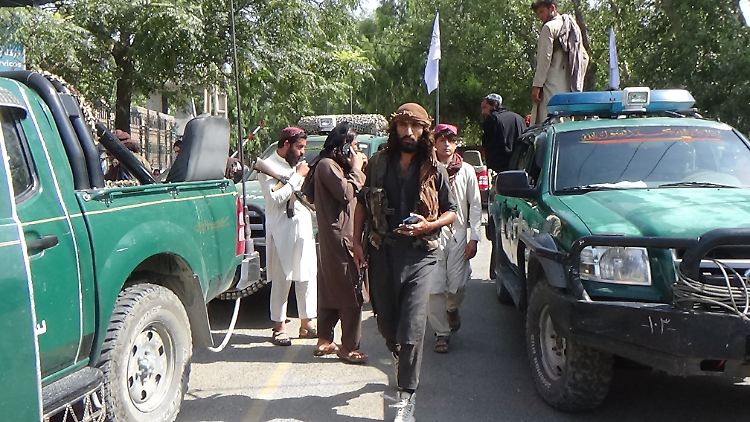 Taliban-Kämpfer in Dschalalabad auf Patrouille. 