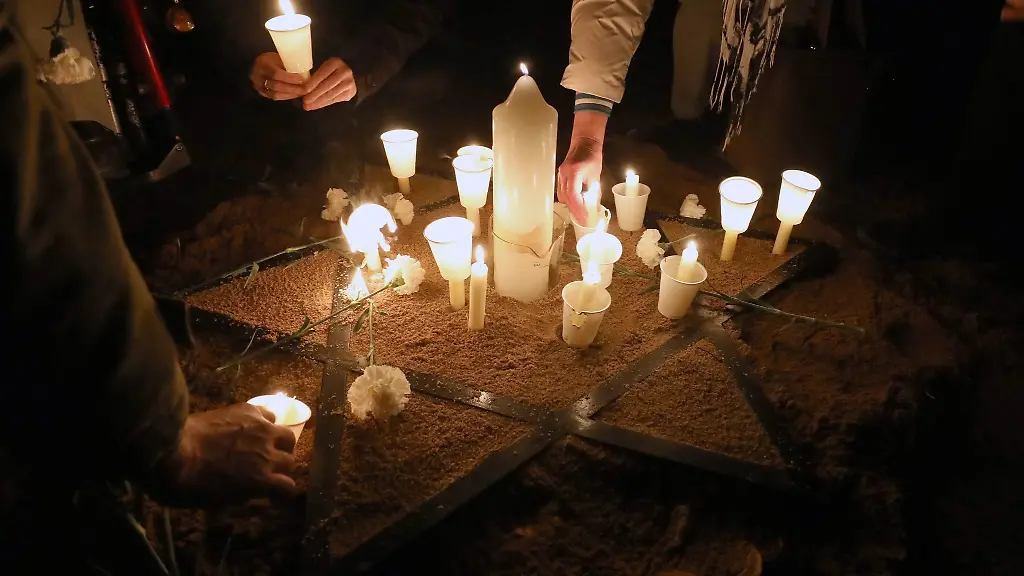 Kerzen-erinnern-an-die-juedischen-Opfer