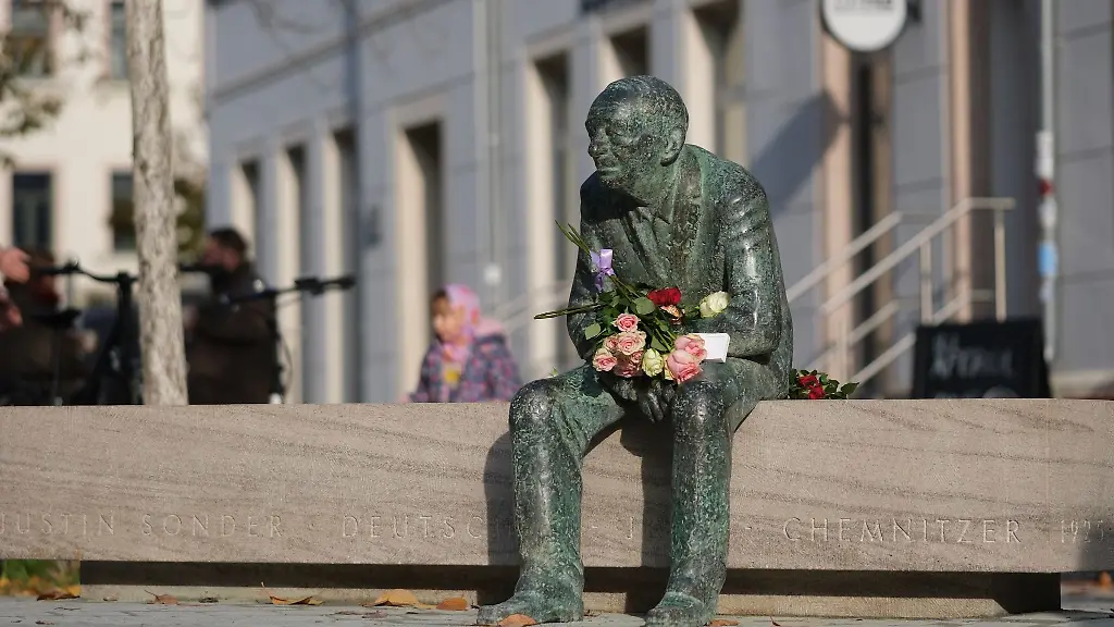 Die-Bronzeplastik-Bank-fuer-Justin-Sonder-wurde-von-der-Rostocker-Kuenstlerin-Julia-Kausch-und-dem-Chemnitzer-Steinmetz-Till-Apfel-geschaffen