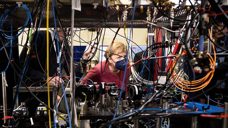 Kanzlerin Merkel sagt, dass die Politik bei der Digitalisierung in den letzten Jahren durchaus vorangekommen sei - räumt aber ein, "dass wir besser sein könnten und sollten". 