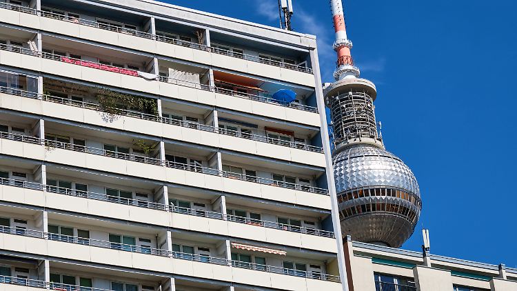 Per Volksentscheid wollen die Initiatoren 240.000 Wohnungen der großen Immobilienkonzerne in Berlin in eine Anstalt des öffentlichen Rechts überführen.