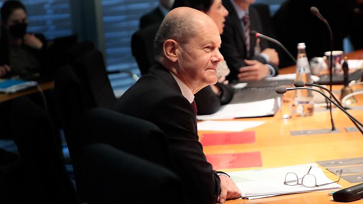Durch den Hintereingang kommt Olaf Scholz als Überraschungsgast in den Finanzausschuss des Bundestags.