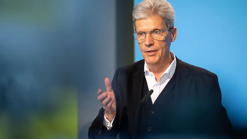 Thueringens-geschaeftsfuehrender-Bildungsminister-Helmut-Holter-Linke-dringt-auf-ein-Vorankommen-bei-wichtigen-Bildungsthemen