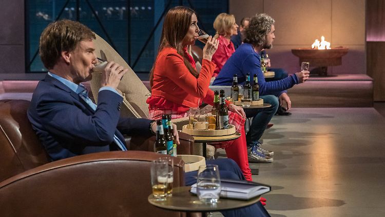 Darauf ein "JoyBräu": Die Löwen stoßen an.