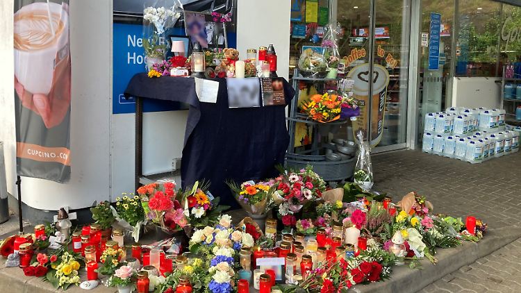 Große Betroffenheit bei den Anwohnern von Idar-Oberstein: Sie legten an der Tankstelle Blumen und Kränze nieder.