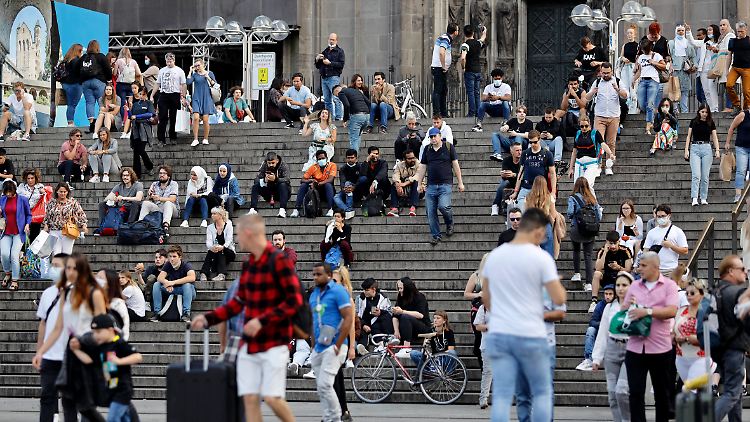Für Geimpfte sei das Ansteckungsrisiko derzeit moderat, schreibt das RKI.
