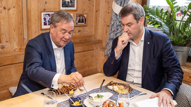 So harmonisch wie beim gemeinsamen Bratwurstessen ging es in den vergangenen Monaten nicht immer zwischen Laschet und Söder zu.