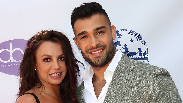 Britney Spears und Sam Asghari auf einer Aufnahme von 2019 - die beiden haben sich nun verlobt.