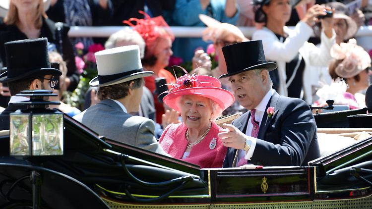 Das zweitjüngste Kind der Queen, Prinz Andrew (r.) findet derzeit Berichten zufolge Unterschlupf in einer Residenz seiner Mutter.