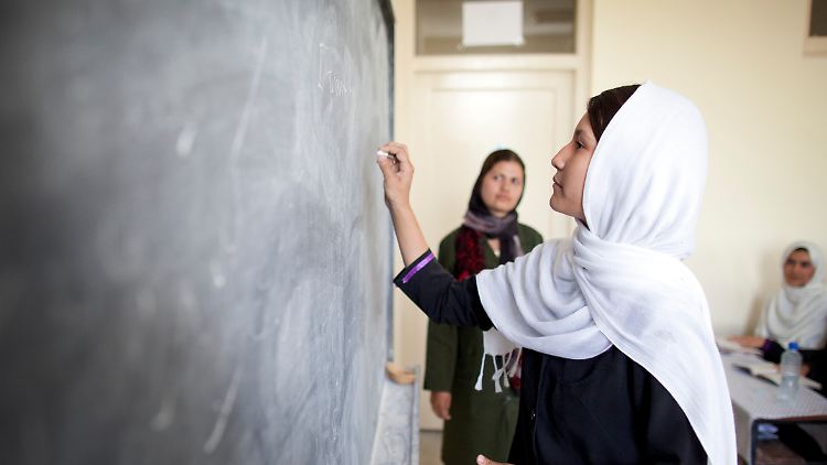 Die Taliban wollen nach eigenen Angaben auch Mädchen den Schulbesuch gestatten.