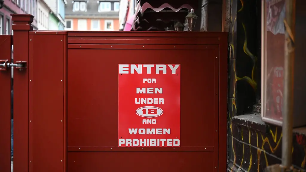 Der-Eintritt-ist-nur-Maennern-ueber-18-Jahren-gestattet