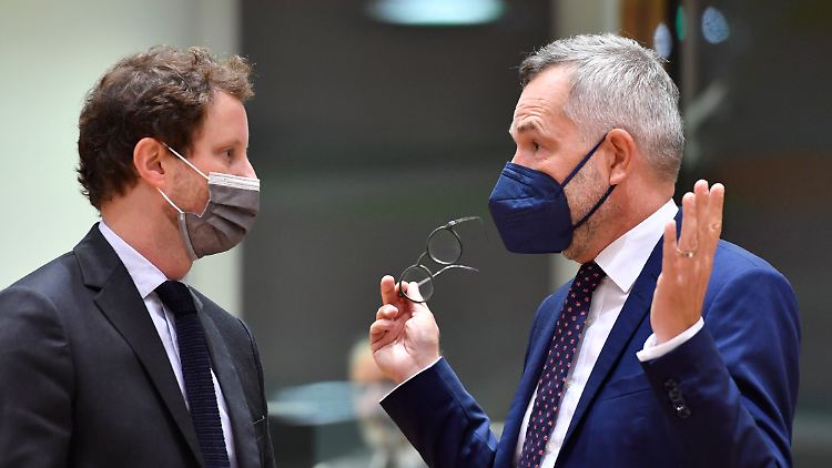 Michael Roth (r), Staatsminister für Europäische Angelegenheiten aus Deutschland, spricht mit Clement Beaune, seinem Amtskollegen aus Frankreich.