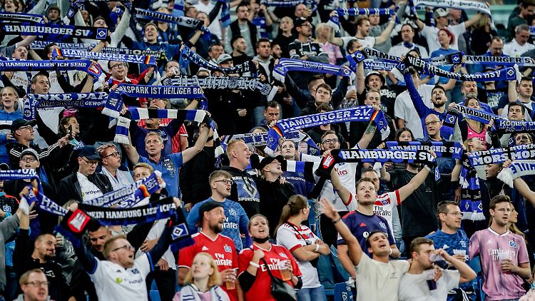 Wird der HSV der erste Klub der ersten beiden Fußball-Bundesligen, der wieder vor vollem Stadion spielt?