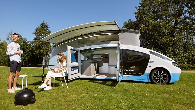 Mit dem Aufstelldach wird der Stella Vita zum geräumigen Wohnmobil für zwei Personen.