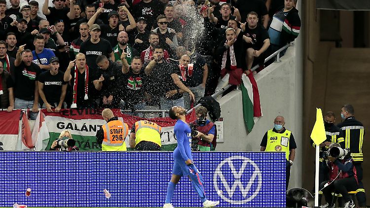 Raheem Sterling wird mit Bierbechern beworfen. 