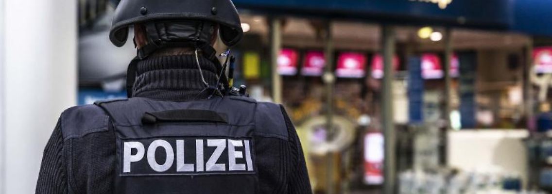 Ein Polizist sichert eine Tankstelle in Idar-Oberstein. Foto: Christian Schulz/Foto Hosser/dpa/Archivbild