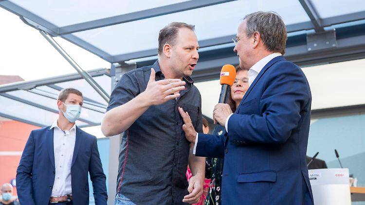Anfang September sprang Querdenker Thomas Brauner auf die Bühne, Armin Laschet ließ ihn gewähren.