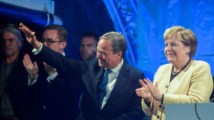 Merkel macht in Stralsund einen ihrer seltenen Wahlkampfauftritte für Laschet.
